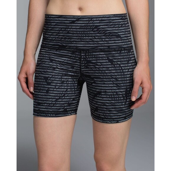 LULULEMON Groove Short 10 Tall Stripe Play Slate Black Biker Yoga Gym EUC B22 - Picture 1 of 5